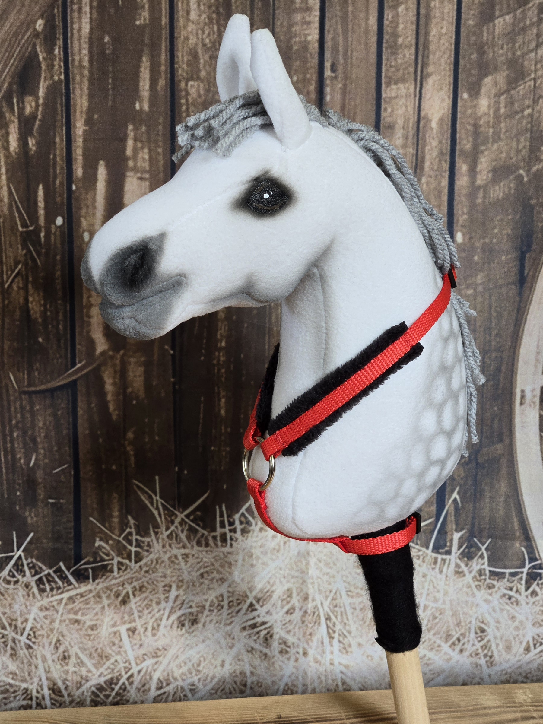 Poprsák pro Hobby Horse – červený z popruhu s černými beránky, velikost PONY