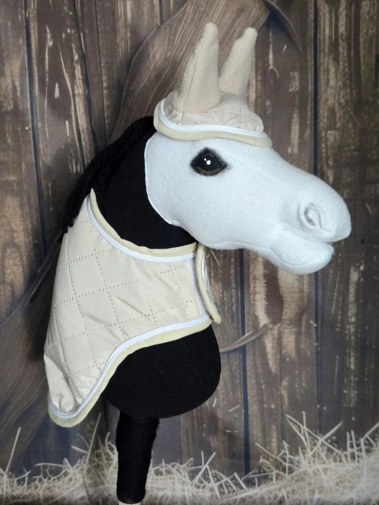 Zimní deka s čabrakou pro Hobby Horse – béžová s bílým lemováním, podšitá fleecem, velikost PONY