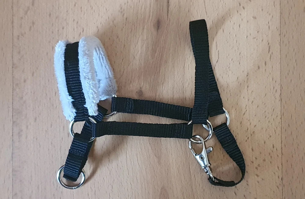 Stájová ohlávka pro Hobby Horse – černá z popruhu se šedým beránkem, velikost PONY