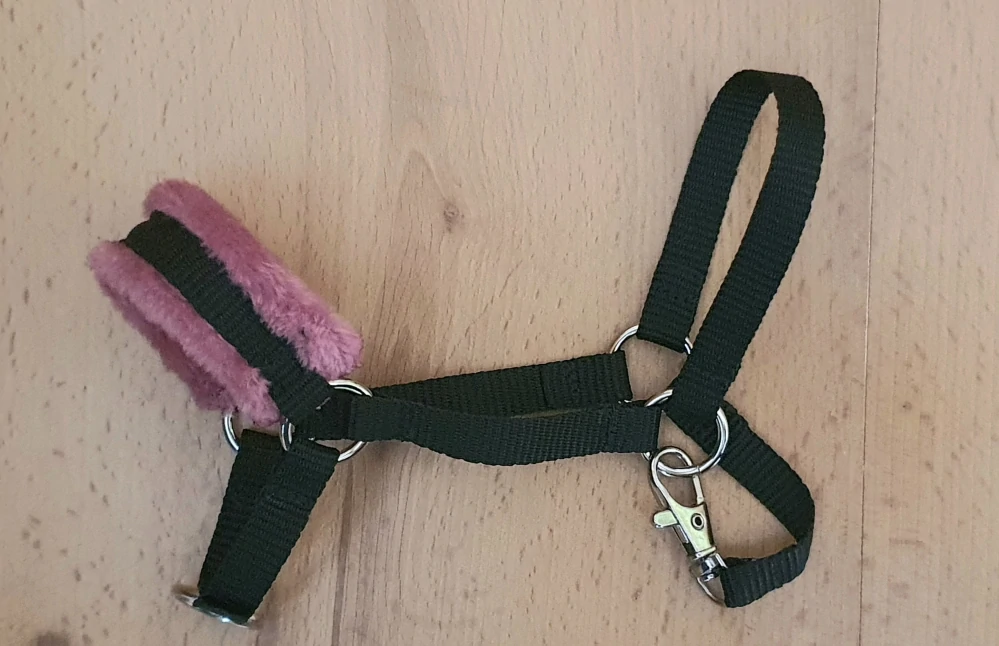 Stájová ohlávka pro Hobby Horse – černá z popruhu s tmavě růžovým beránkem, velikost PONY