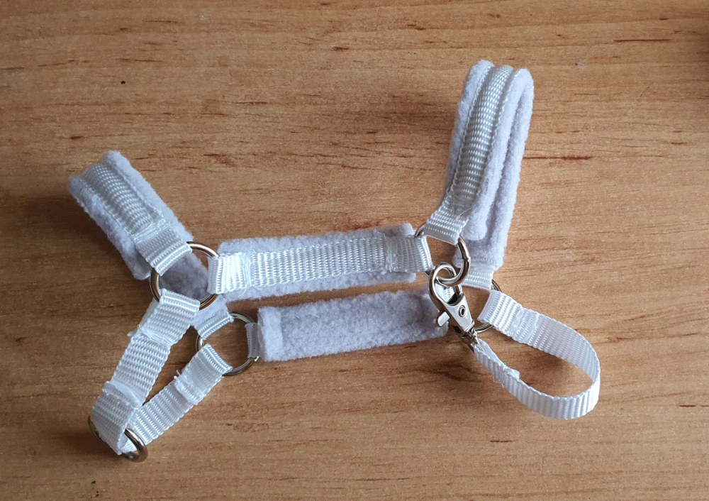 Stájová ohlávka pro Hobby Horse – bílá z popruhu podšitá šedým fleecem, velikost PONY