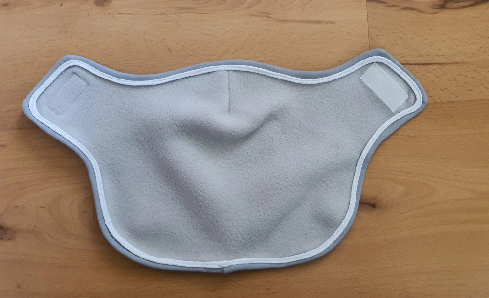 Odpocovací deka pro Hobby Horse – šedá z fleecu s bílým lemováním, velikost PONY