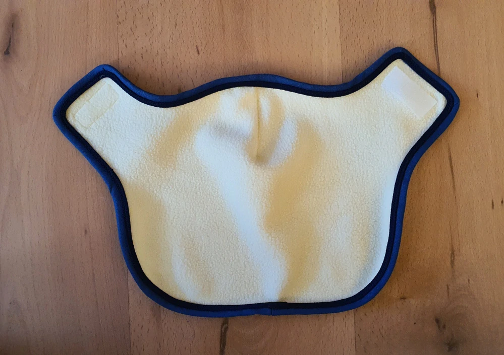 Odpocovací deka pro Hobby Horse – béžová z fleecu s černomodrým lemováním, velikost PONY