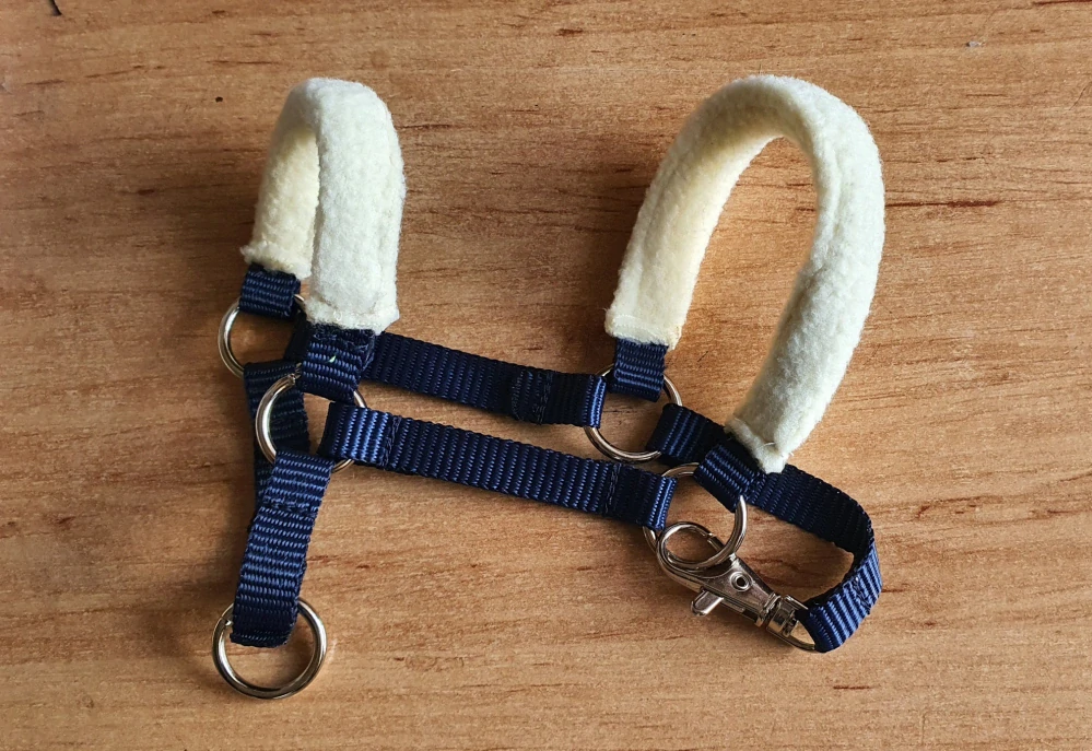 Stájová ohlávka pro Hobby Horse – tmavě modrá z popruhu s béžovým fleecem na nánosníku a nátylníku, velikost PONY