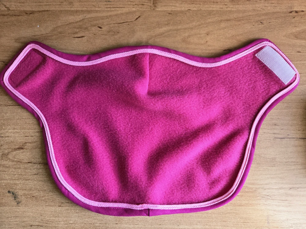 Odpocovací deka pro Hobby Horse – tmavě růžová z fleecu s růžovým lemováním, velikost PONY