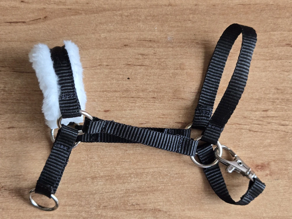 Stájová ohlávka pro Hobby Horse – černá z popruhu s bílým beránkem, velikost PONY