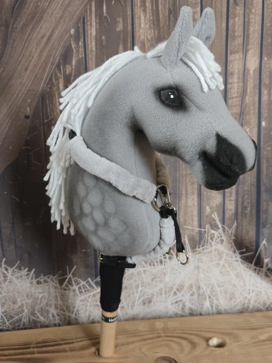 Poprsák s martingalem pro Hobby Horse – černý z koženky se šedými odnímatelnými beránky, velikost PONY