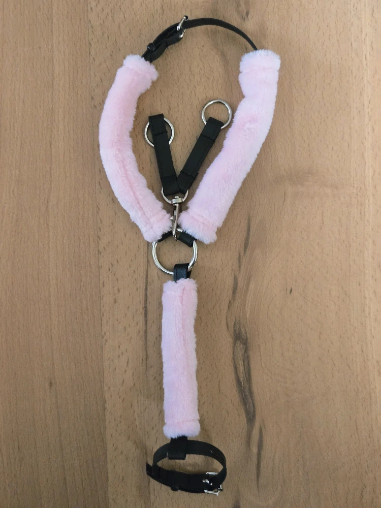 Poprsák s martingalem pro Hobby Horse – černý z koženky s růžovými odnímatelnými beránky, velikost PONY