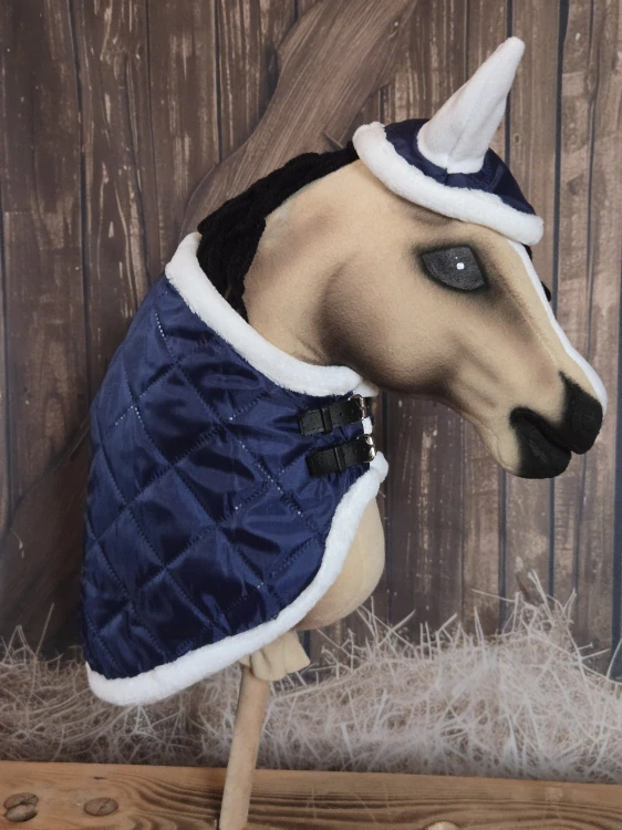 Zimní deka s čabrakou pro Hobby Horse – modrá, podšitá fleecem, s bílým beránkem a koženými řemínky, velikost KŮŇ