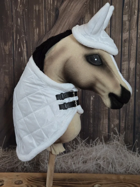 Zimní deka s čabrakou pro Hobby Horse – bílá, podšitá fleecem, s bílým beránkem a koženými řemínky, velikost KŮŇ