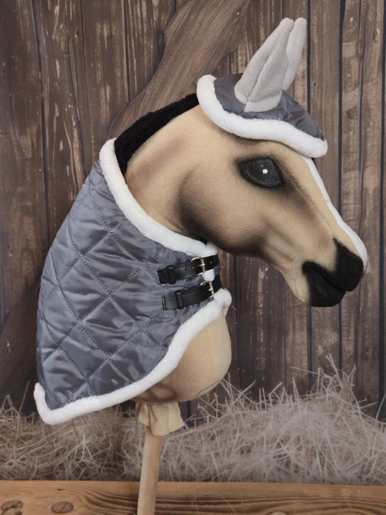 Zimní deka s čabrakou pro Hobby Horse – šedá, podšitá fleecem, s bílým beránkem a koženými řemínky, velikost KŮŇ