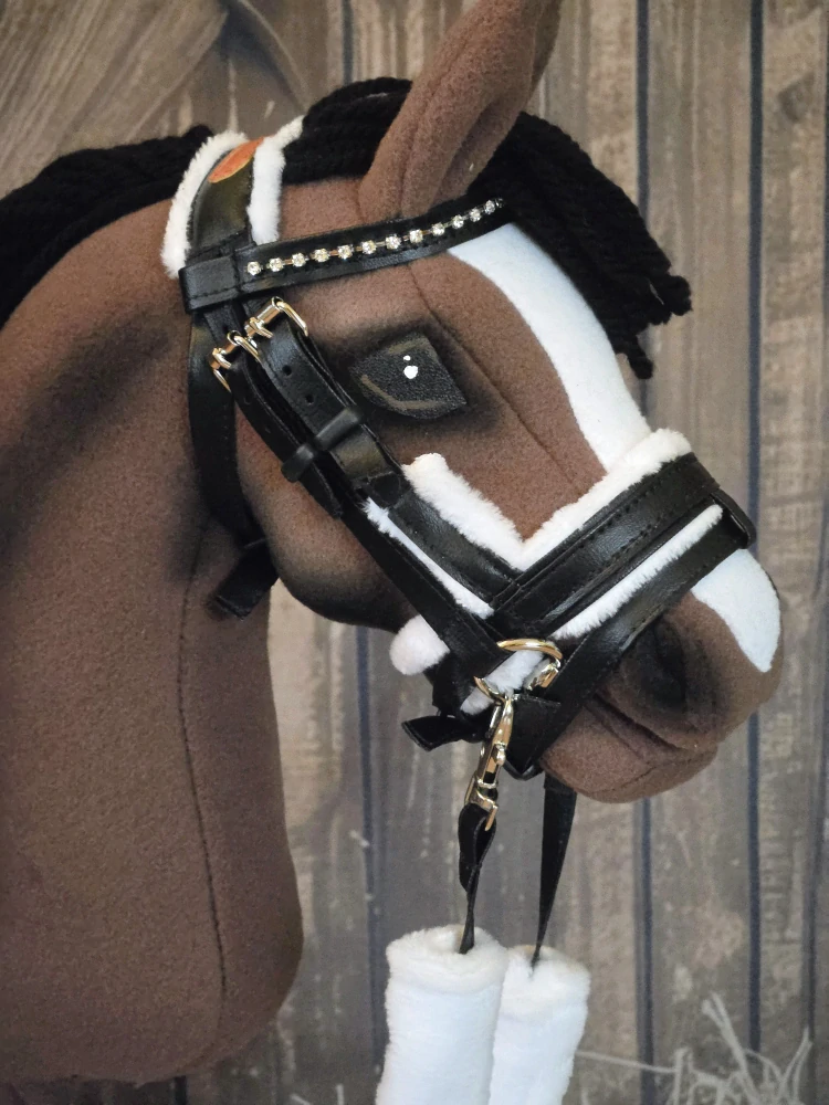 Uzdečka se švédským nánosníkem pro Hobby Horse – černá z koženky, podšitá bílým beránkem, odnímatelný beránek na otěžích, velikost PONY