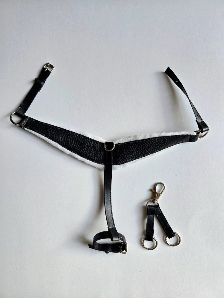 Poprsák s martingalem pro Hobby Horse – černý z koženky s bílým beránkem, velikost PONY