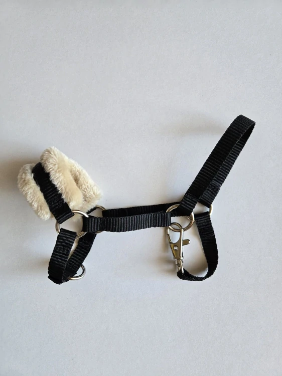 Stájová ohlávka pro Hobby Horse – černá z popruhu s béžovým beránkem, velikost PONY