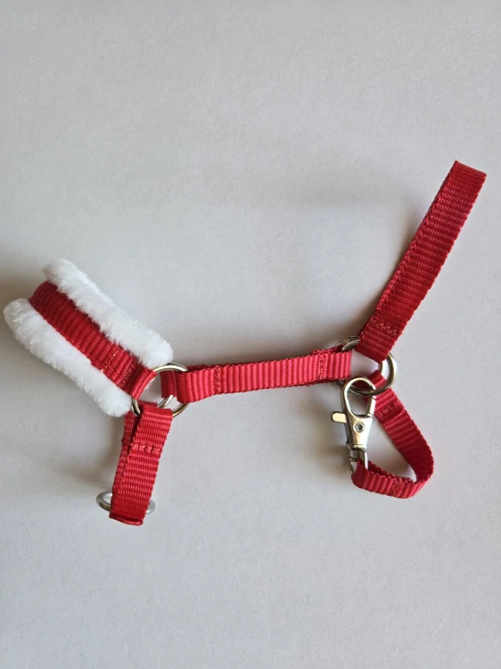 Stájová ohlávka pro Hobby Horse – červená z popruhu s bílým beránkem, velikost PONY