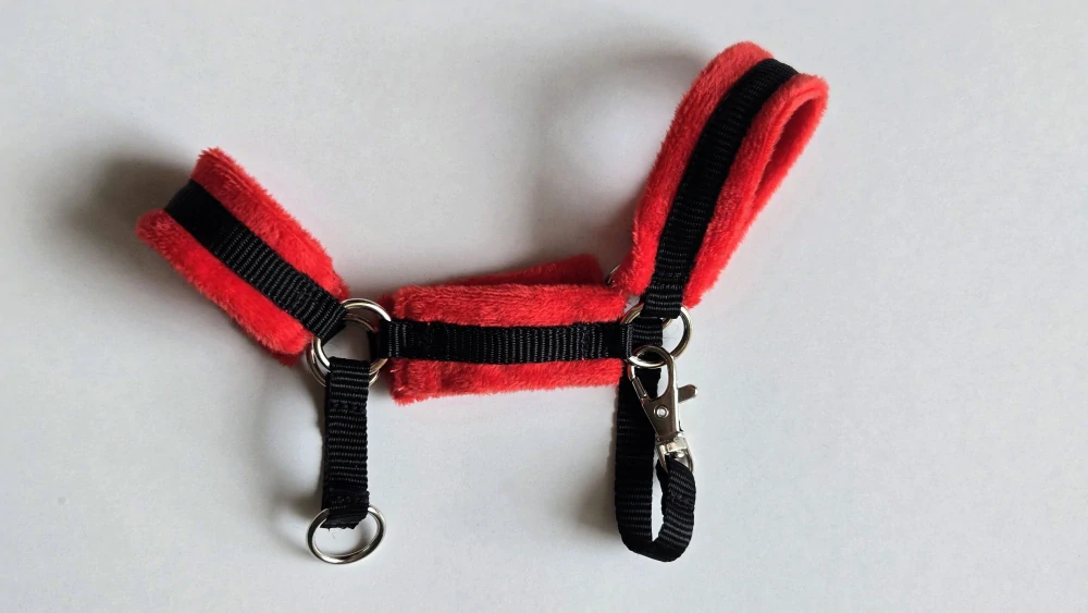 Stájová ohlávka pro Hobby Horse – černá z popruhu podšitá červeným beránkem, velikost PONY