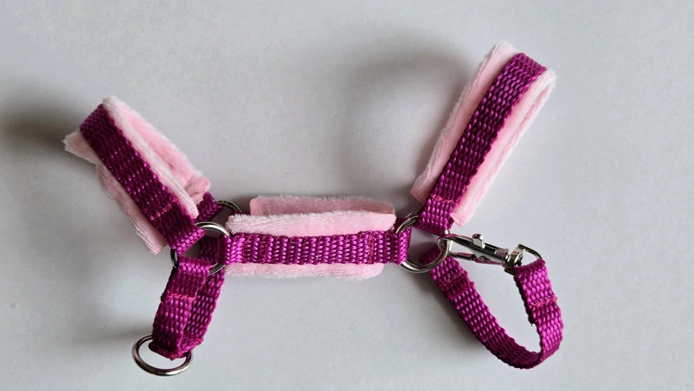 Stájová ohlávka pro Hobby Horse – tmavě růžová z popruhu podšitá růžovým beránkem, velikost PONY