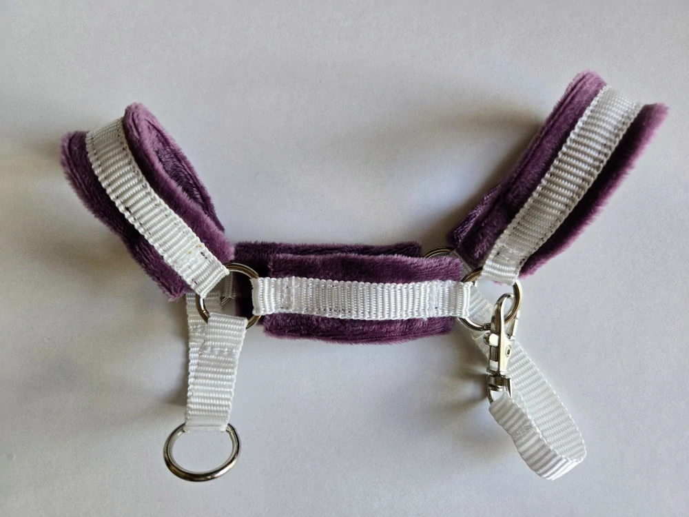 Stájová ohlávka pro Hobby Horse – bílá z popruhu podšitá fialovým beránkem, velikost PONY