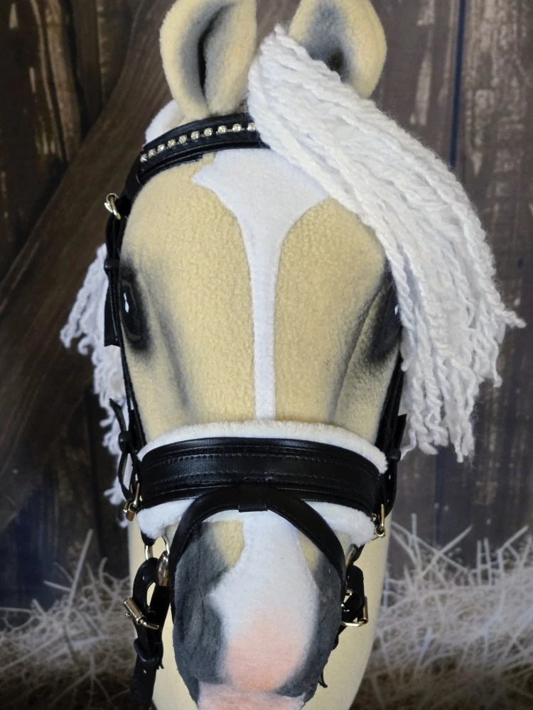 Hobby Horse - Anglická uzdečka (var.4), bílý beránek, nánosník s podpínkou