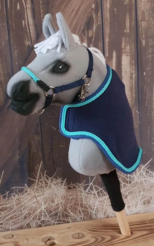 Odpocovací deka pro Hobby Horse – tmavě modrá z fleecu s tyrkysovým lemováním, velikost PONY