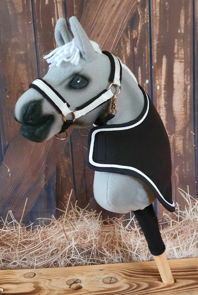 Odpocovací deka pro Hobby Horse – černá z fleecu s bílým lemováním, velikost PONY