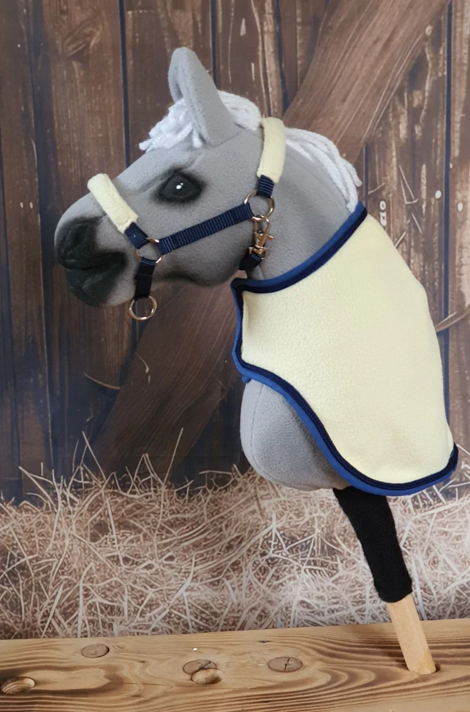 Odpocovací deka pro Hobby Horse – béžová z fleecu s černomodrým lemováním, velikost PONY