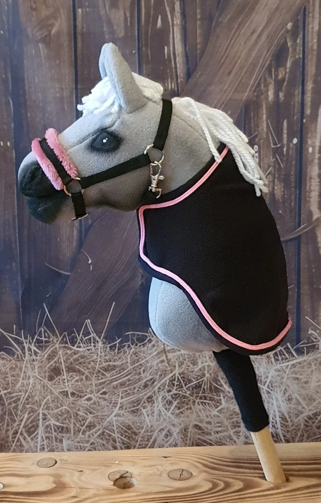 Odpocovací deka pro Hobby Horse – černá z fleecu s růžovým lemováním, velikost PONY