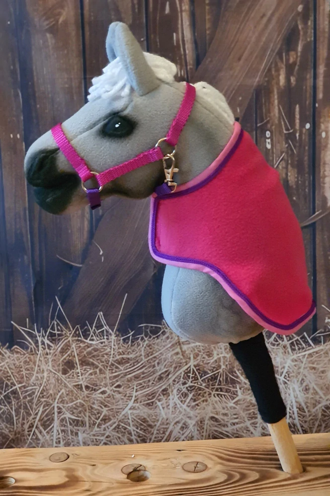 Odpocovací deka pro Hobby Horse – tmavě růžová z fleecu s fialovým lemováním, velikost PONY
