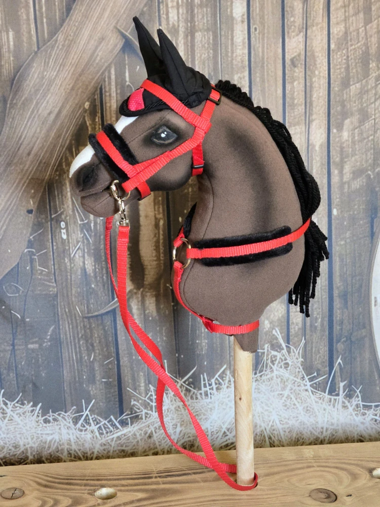 Uzdečka s anglickým nánosníkem bez podpínky pro Hobby Horse – červená z popruhu s černým beránkem, velikost PONY