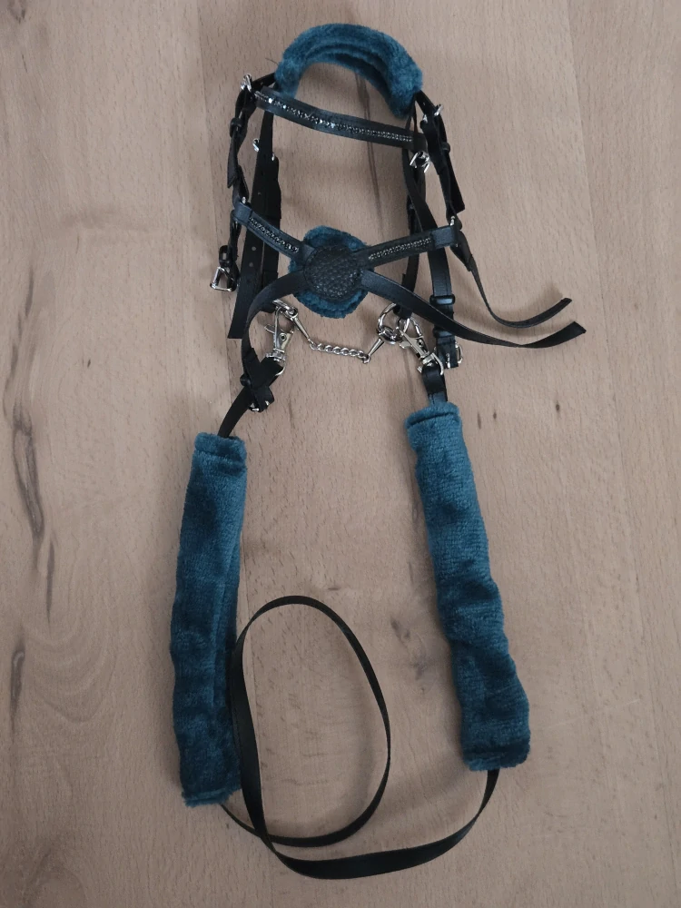 Uzdečka s mexickým nánosníkem pro Hobby Horse – černá z koženky, podšitá tyrkysovým beránkem, odnímatelný beránek na otěžích, velikost PONY