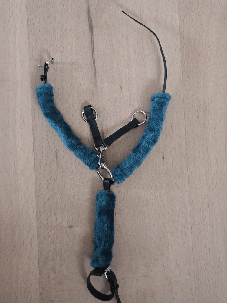 Poprsák s martingalem pro Hobby Horse – černý z koženky s tyrkysovými odnímatelnými beránky, velikost PONY