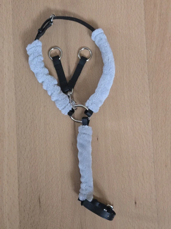 Poprsák s martingalem pro Hobby Horse – černý z koženky se šedými odnímatelnými beránky, velikost PONY