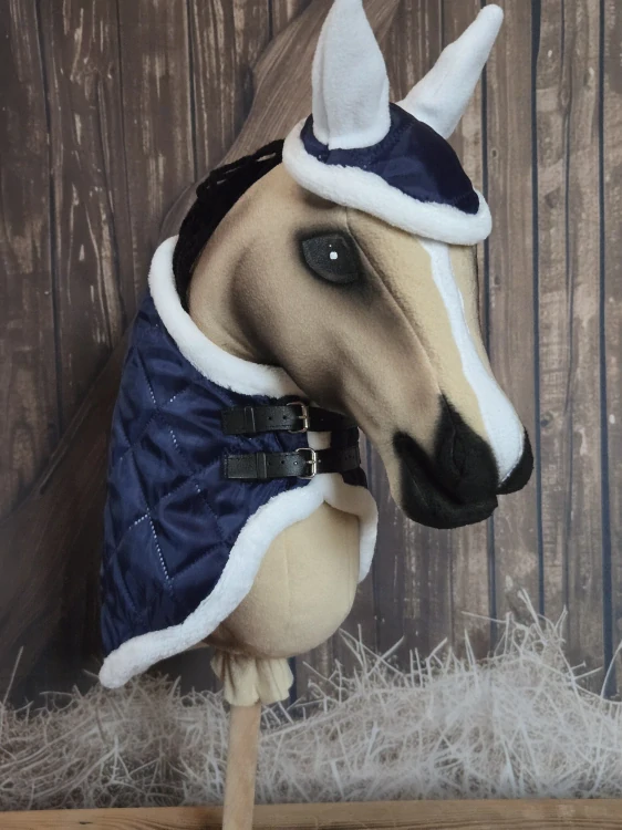 Zimní deka s čabrakou pro Hobby Horse – modrá, podšitá fleecem, s bílým beránkem a koženými řemínky, velikost KŮŇ