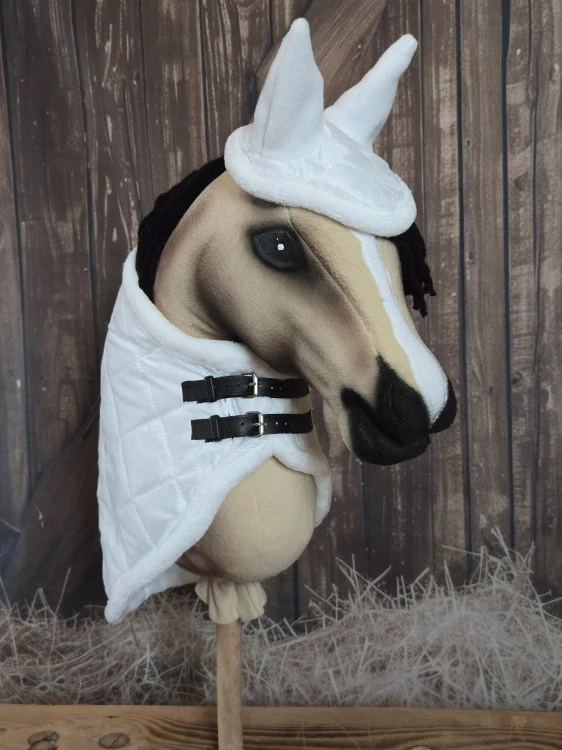 Zimní deka s čabrakou pro Hobby Horse – bílá, podšitá fleecem, s bílým beránkem a koženými řemínky, velikost KŮŇ
