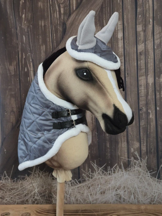 Zimní deka s čabrakou pro Hobby Horse – šedá, podšitá fleecem, s bílým beránkem a koženými řemínky, velikost KŮŇ