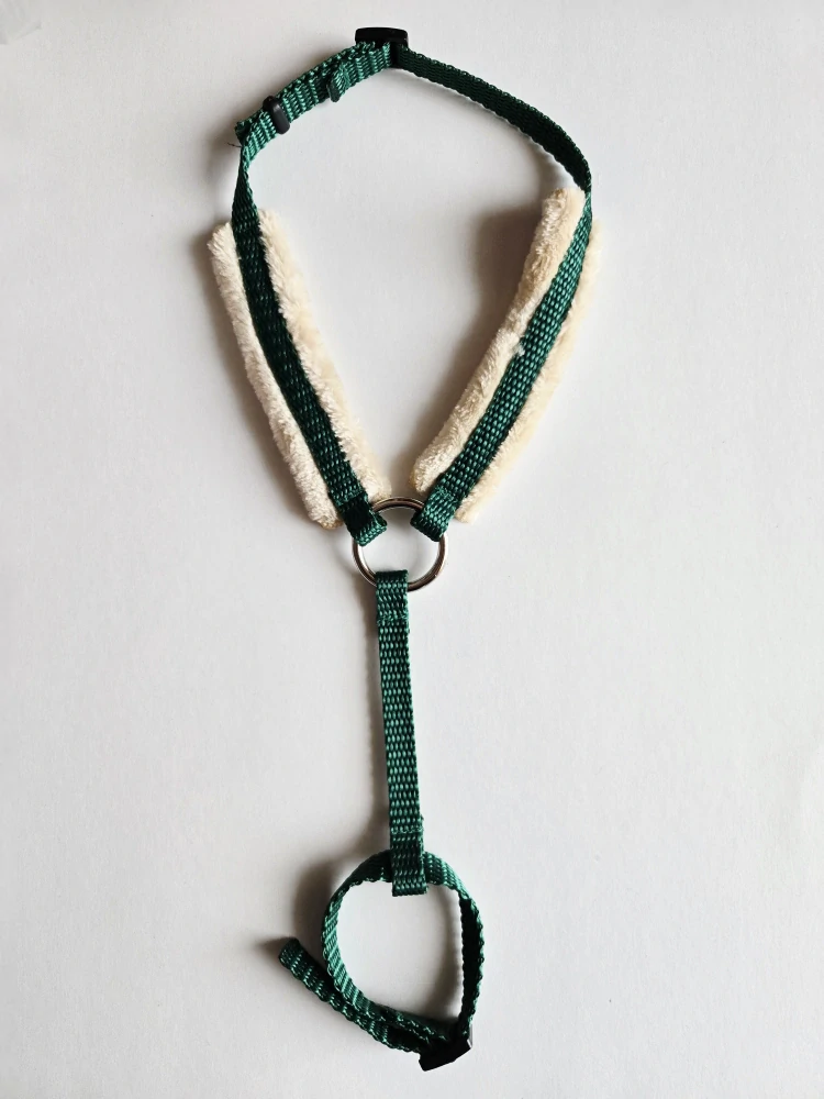 Poprsák pro Hobby Horse – zelený z popruhu s béžovými beránky, velikost PONY