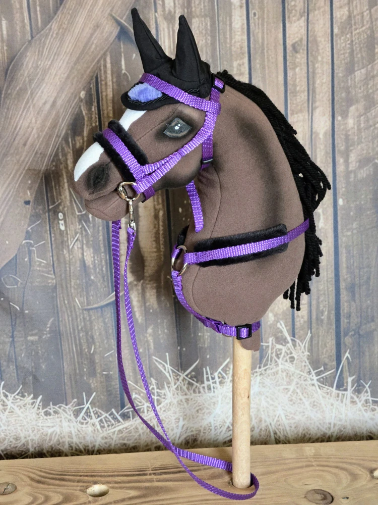 Uzdečka s anglickým nánosníkem bez podpínky pro Hobby Horse – fialová z popruhu s černým beránkem, velikost PONY