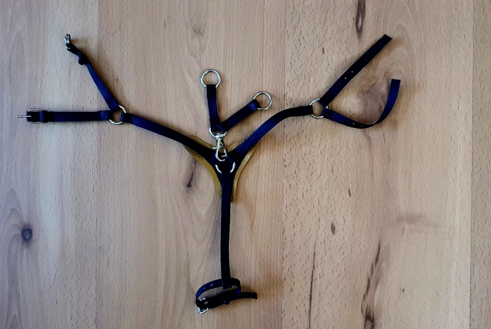 Poprsák s martingalem pro Hobby Horse – černý z koženky s podšitím zlatou koženkou, velikost PONY