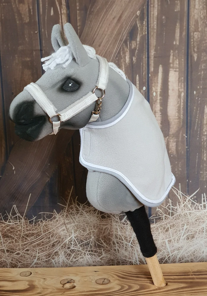 Odpocovací deka pro Hobby Horse – šedá z fleecu s bílým lemováním, velikost PONY