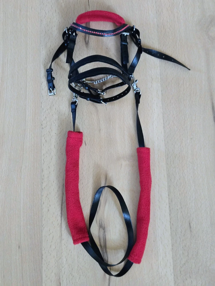 Uzdečka s dvojitým nánosníkem pro Hobby Horse – černá z koženky s červeným fleecem, velikost PONY