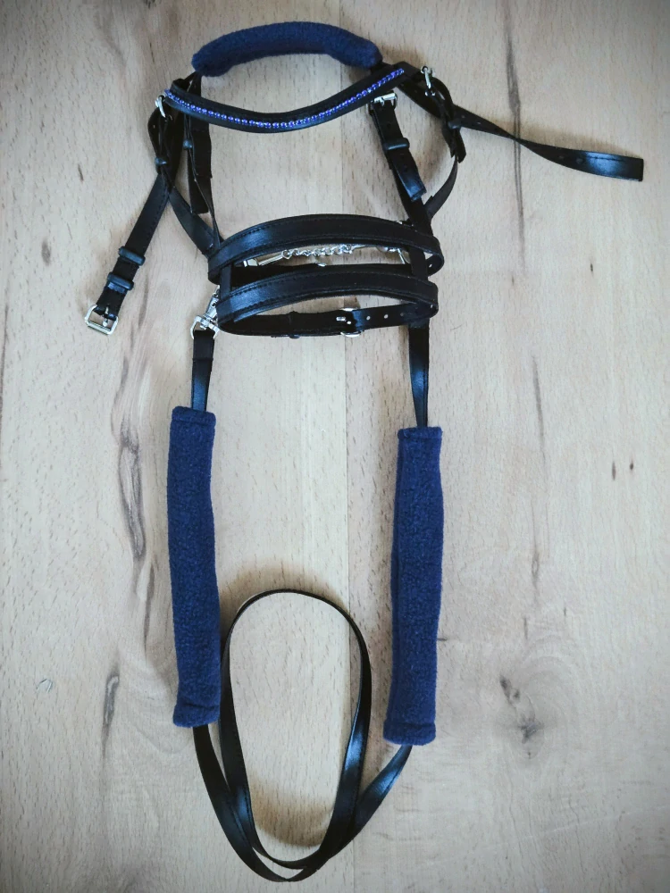 Uzdečka s dvojitým nánosníkem pro Hobby Horse – černá z koženky s tmavě modrým fleecem, velikost PONY