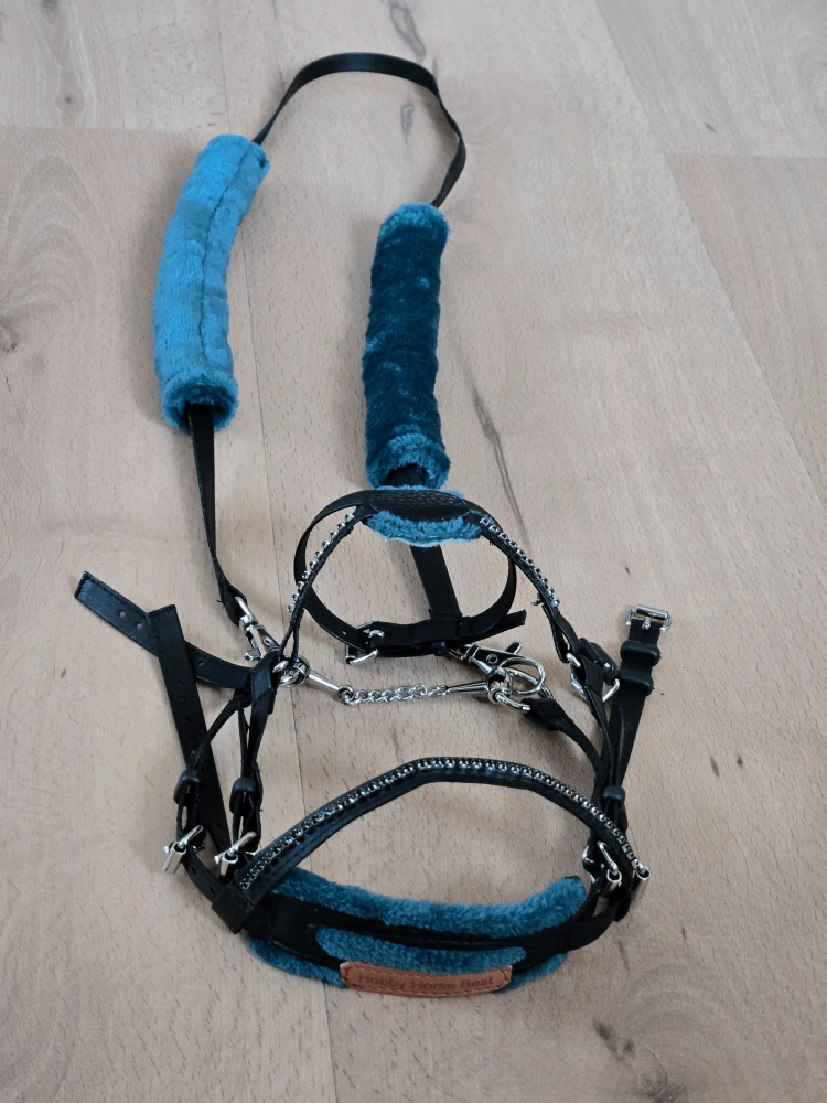 Uzdečka s mexickým nánosníkem pro Hobby Horse – černá z koženky, podšitá tyrkysovým beránkem, odnímatelný beránek na otěžích, velikost PONY