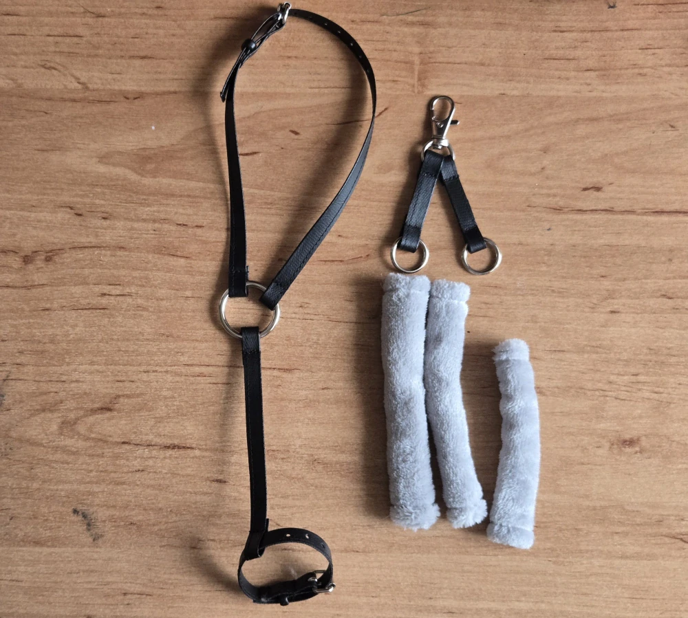 Poprsák s martingalem pro Hobby Horse – černý z koženky se šedými odnímatelnými beránky, velikost PONY