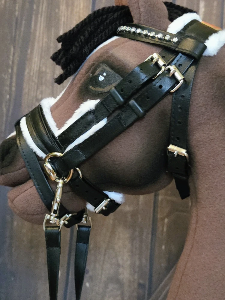 Uzdečka se švédským nánosníkem pro Hobby Horse – černá z koženky, podšitá bílým beránkem, odnímatelný beránek na otěžích, velikost PONY