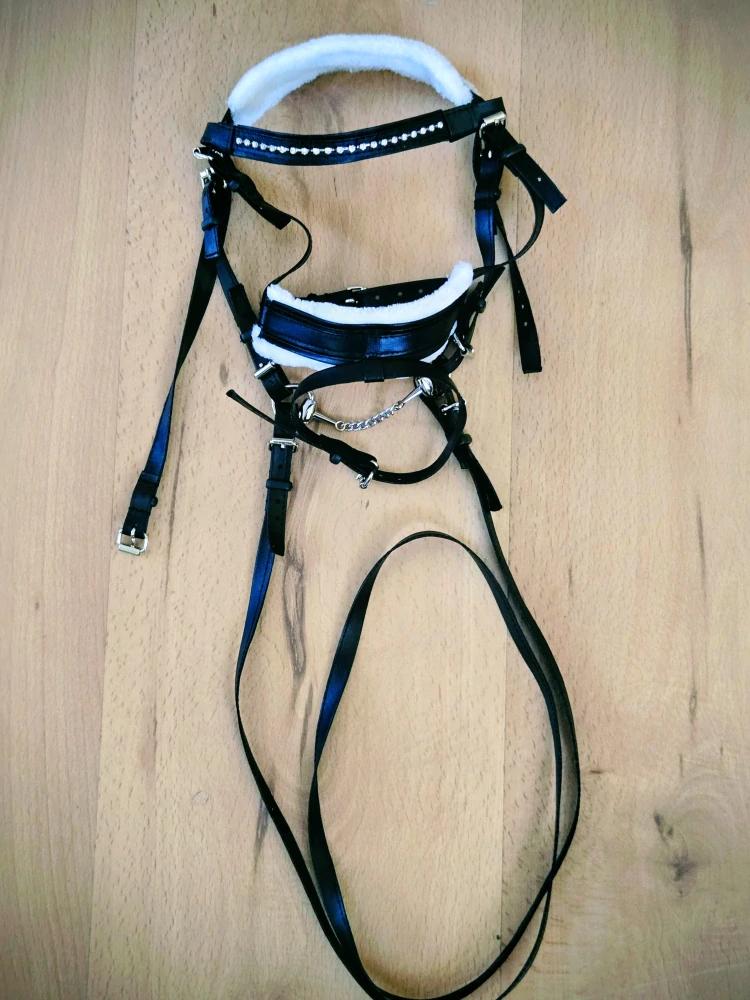 Hobby Horse - Anglická uzdečka (var.4), bílý beránek, nánosník s podpínkou