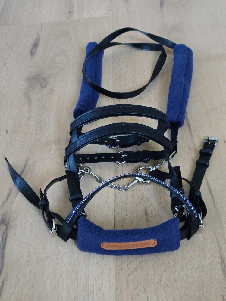 Uzdečka s dvojitým nánosníkem pro Hobby Horse – černá z koženky s tmavě modrým fleecem, velikost PONY