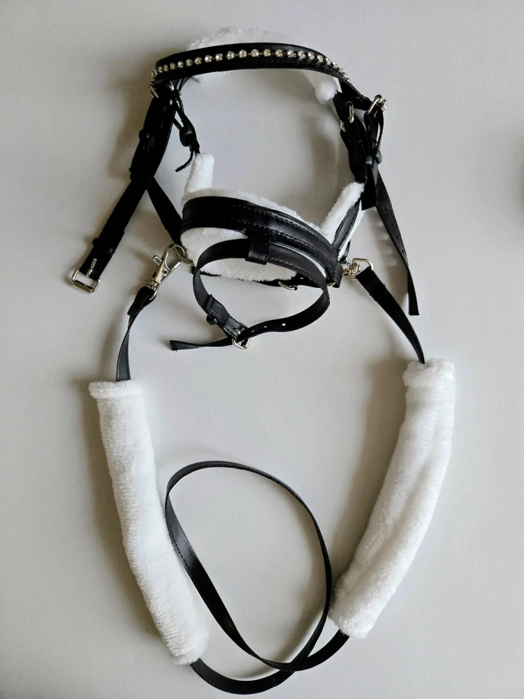 Uzdečka se švédským nánosníkem pro Hobby Horse – černá z koženky, podšitá bílým beránkem, odnímatelný beránek na otěžích, velikost PONY