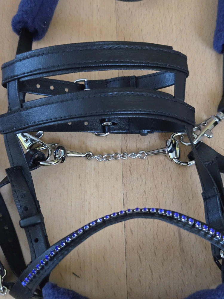 Uzdečka s dvojitým nánosníkem pro Hobby Horse – černá z koženky s tmavě modrým fleecem, velikost PONY