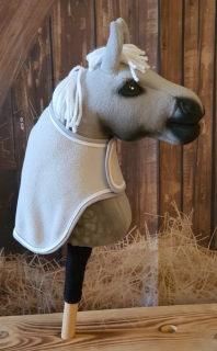 Odpocovací deka pro Hobby Horse – šedá z fleecu s bílým lemováním, velikost PONY