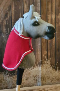Odpocovací deka pro Hobby Horse – červená z fleecu s bílým lemováním, velikost PONY